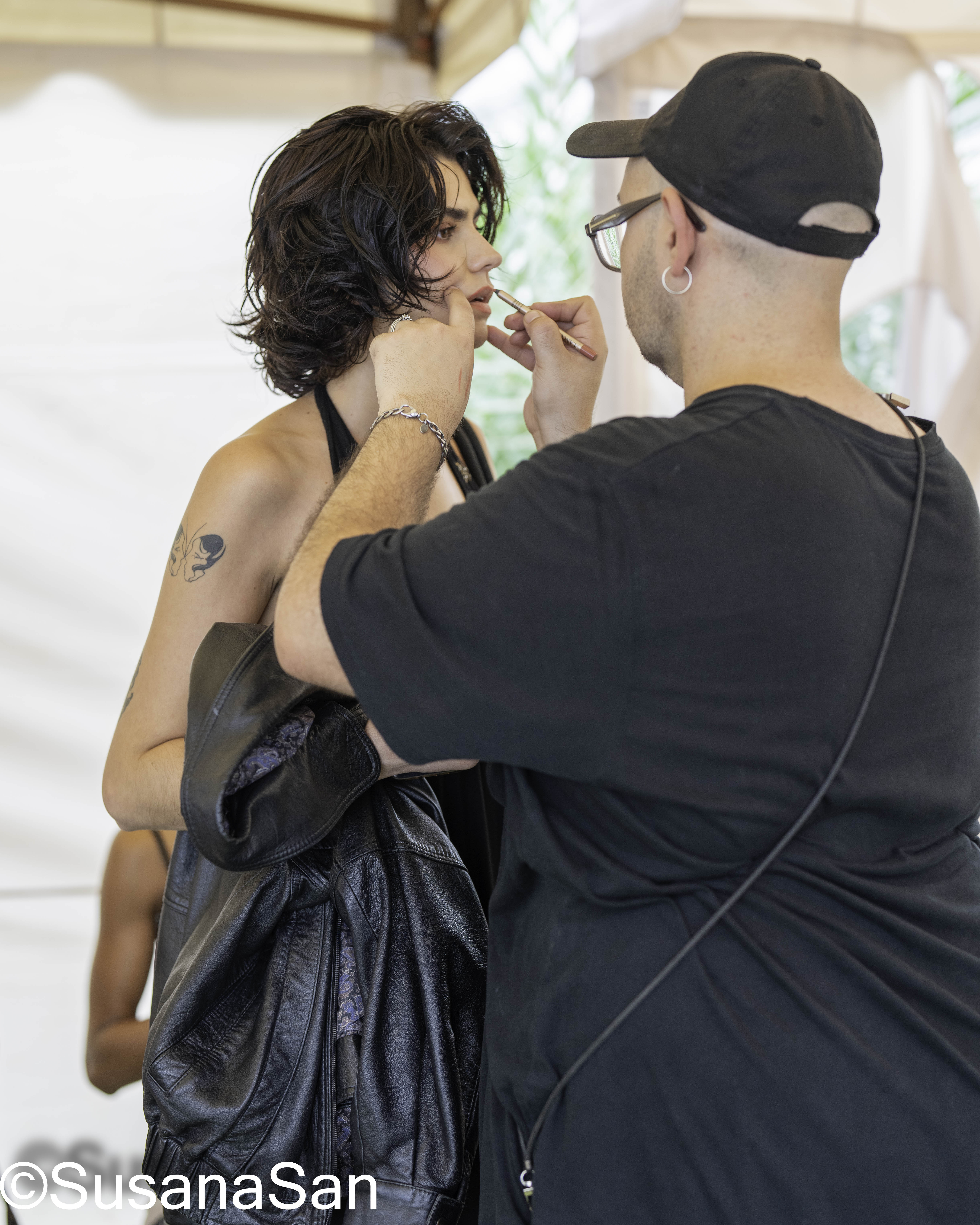 Modelo con maquillaje minimalista en pasarela